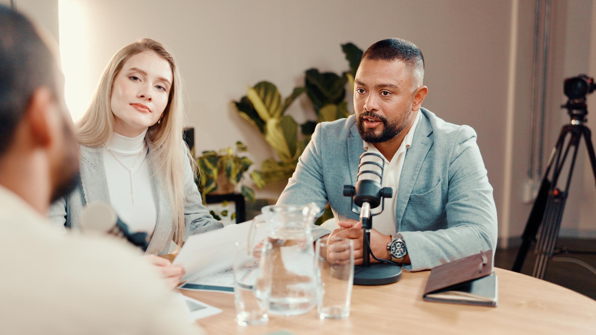 Dziennikarka rozmawiająca z gościem w studio